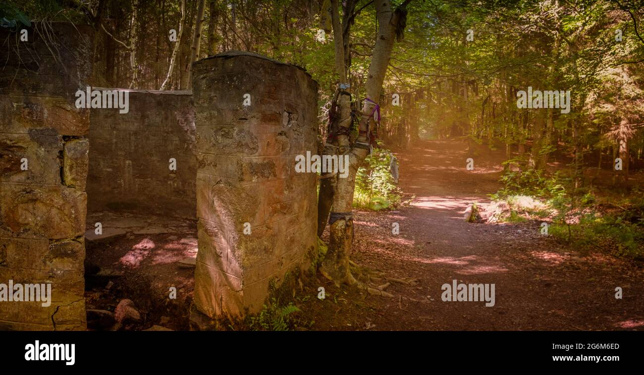 Le puits St. Mary's de Culloden Woods est un ancien puits de Clootie situé dans la forêt près du champ de bataille infâme, mais étrangement calme vu qu'il est prox Banque D'Images