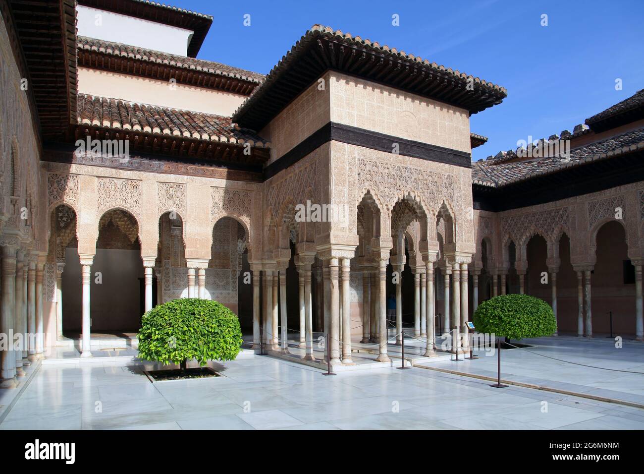 Le patio des Lions (patio de los Leones) le lieu le plus célèbre de l'Alhambra à Grenade.situé au sommet de la colline al-Sabika, Sur la rive de la rivière Darro, dans la ville de Grenade et devant les quartiers de l'Albaicin et de l'Alcazaba. Construit à l'origine comme une forteresse en 889 ce., puis largement ignoré.reconstruit au milieu du 13ème siècle par le Naside arabe emir Mohammed ben Al-Ahmar de l'émirat de Grenade, qui Construit son palais actuel et ses murs.après la Reconquista chrétienne en 1492, le site devint la Cour royale de Ferdinand et Isabella Banque D'Images