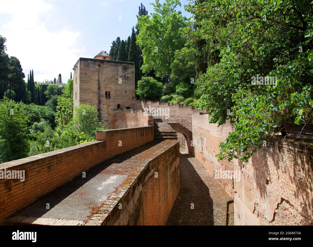 L'Alhambra à Grenade.Espagne.situé au sommet de la colline al-Sabika, Sur la rive de la rivière Darro, dans la ville de Grenade et devant les quartiers de l'Albaicin et de l'Alcazaba. Construit à l'origine comme une forteresse en 889 ce., puis largement ignoré.reconstruit au milieu du 13ème siècle par le Naside arabe emir Mohammed ben Al-Ahmar de l'émirat de Grenade, qui Construit son palais actuel et ses murs.après la Reconquista chrétienne en 1492, le site devint la Cour royale de Ferdinand et Isabella. Banque D'Images