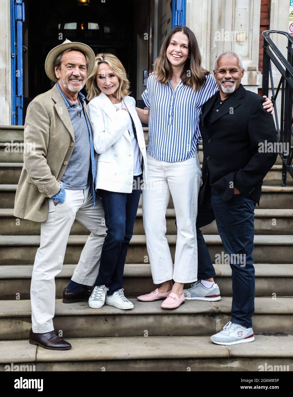 Robert Lindsay, Felicity Kendal, Sutton Foster et Gary Wilmot, Anything Goes, Theatre Photocall avant l'ouverture au Barbican Theatre, Londres, Royaume-Uni, Banque D'Images