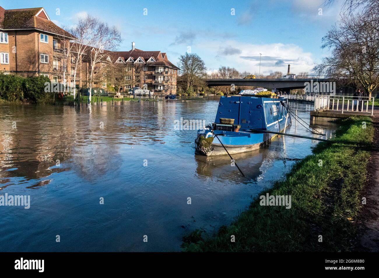 Scène de Cambridge par les inondations de River Cam et bateau étroit Banque D'Images