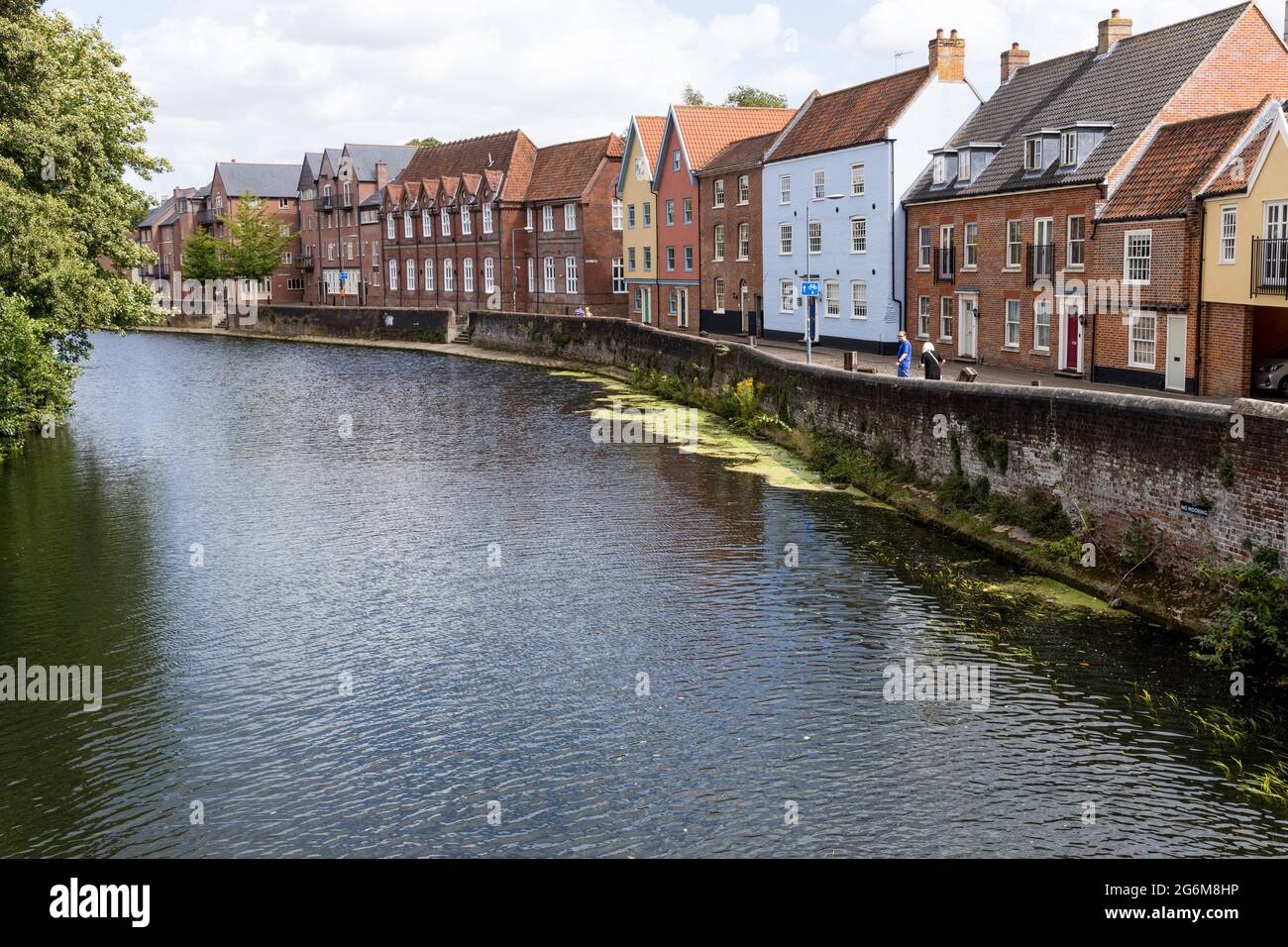 De grandes maisons colorées le long de l'ancien quai sur la rivière Wensum à Norwich Norfolk en Angleterre Banque D'Images