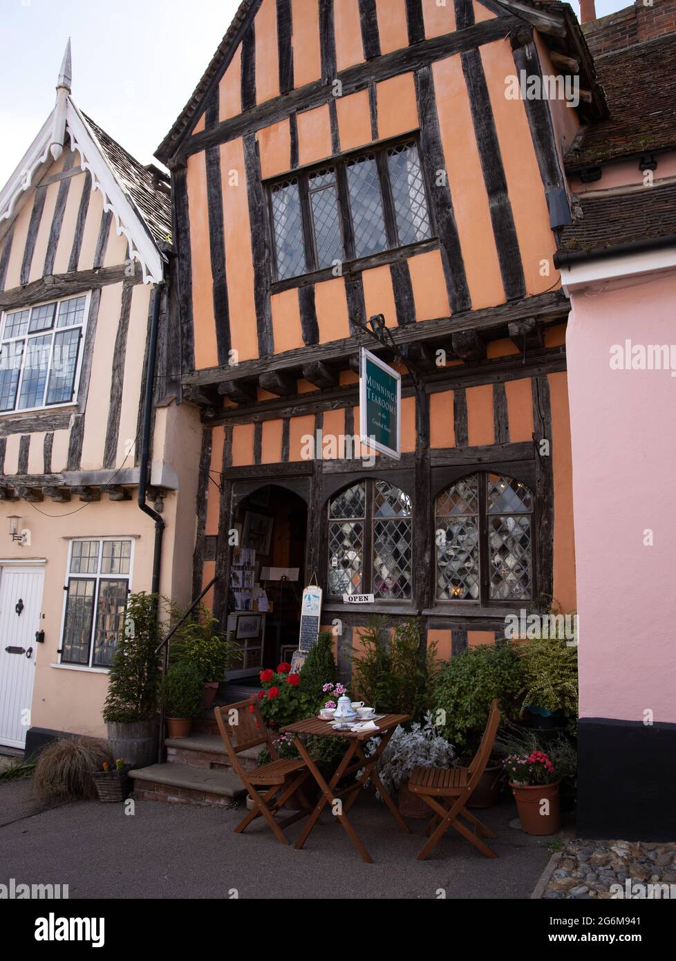 Salon de thé dans un grand bâtiment en bois sur High Street Lavenham Suffolk Angleterre Banque D'Images