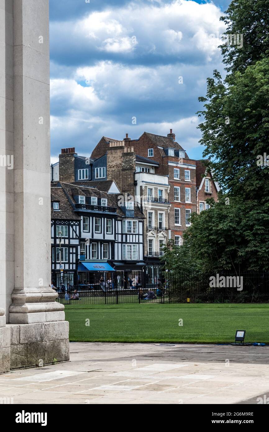 Bâtiments historiques sur Kings Parade Cambridge pris du passage du Sénat Banque D'Images