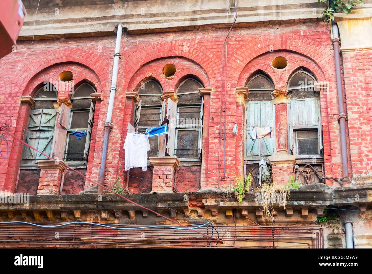 KOLKATA, BENGALE OCCIDENTAL, INDE - 24 DÉCEMBRE 2017 :ancienne maison avec fenêtres de style vintage, murs en briques rouges - un typique nord de kolkata h. Banque D'Images