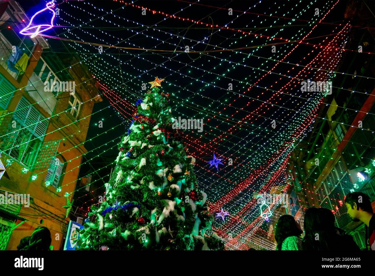 KOLKATA, BENGALE-OCCIDENTAL, INDE - 24 DÉCEMBRE 2017 : UN grand arbre de noël est illuminé avec des lumières à Bow Barracks - une célèbre rue anglo-indienne de K Banque D'Images