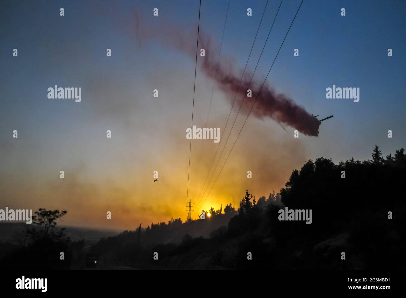 L'avion de lutte contre l'incendie AIR Tractor AT-802F exploité par HIM-NIR Aviation est ignifuge sur un feu de forêt à grande échelle. Photographié en Israël Banque D'Images