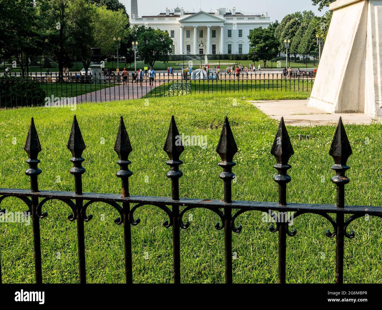 Chemin et une frontière de fleurs à Lafayette Park avec la Maison Blanche et Washington Monument en arrière-plan. Banque D'Images Chemin et une frontière de fleurs à Lafayette Park avec la Maison Blanche et Washington Monument en arrière-plan. Banque D'Images