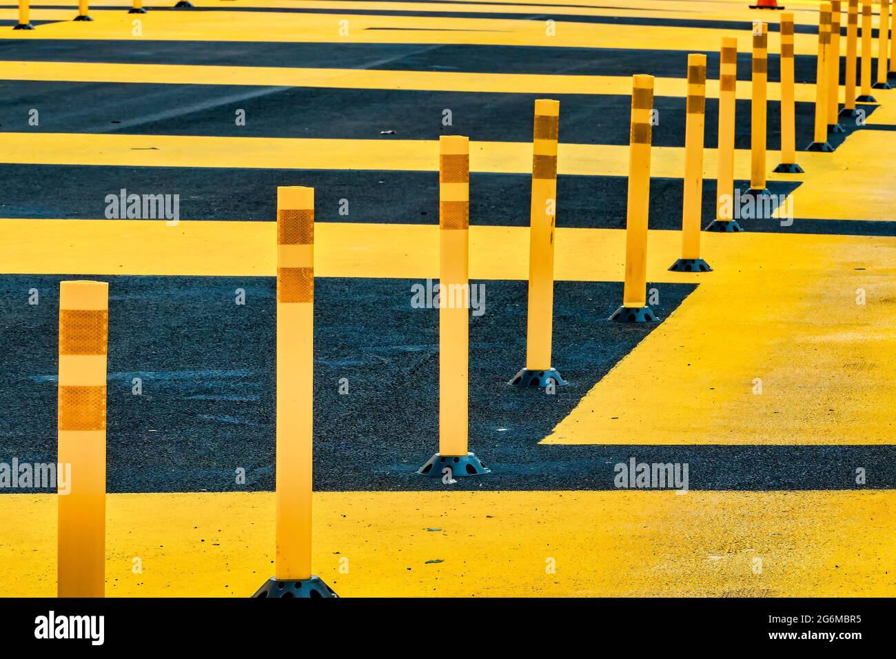 Les barrières de circulation noires et jaunes et les marques sur la surface de la rue à Black Lives Matter Plaza à Washington D.C. Banque D'Images