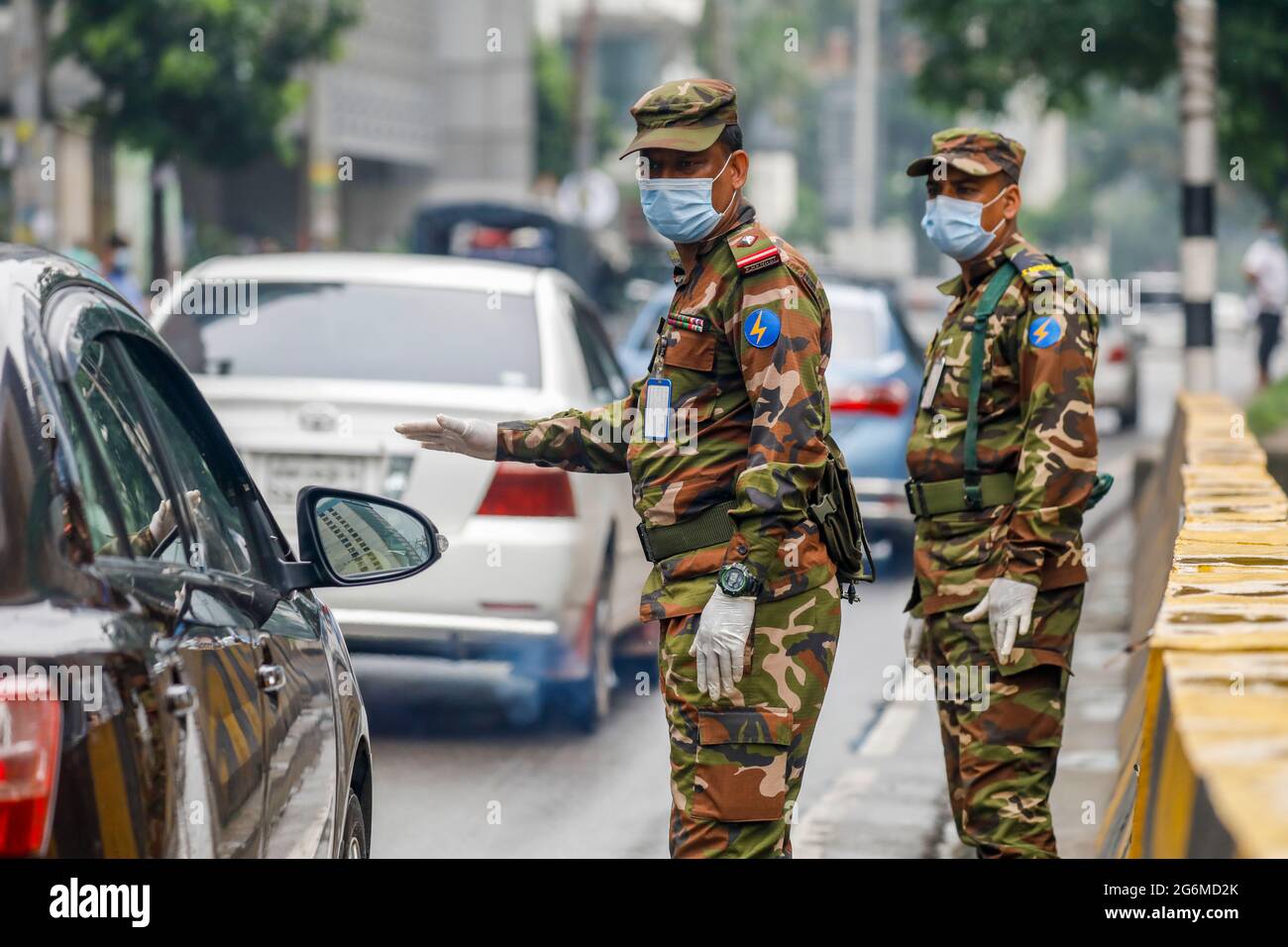 Le personnel de l'armée limite les déplacements de la population pendant le confinement strict à l'échelle nationale pour enrayer la pandémie du coronavirus, à Dhaka, au Bangladesh, le 7 juillet 2021. Banque D'Images