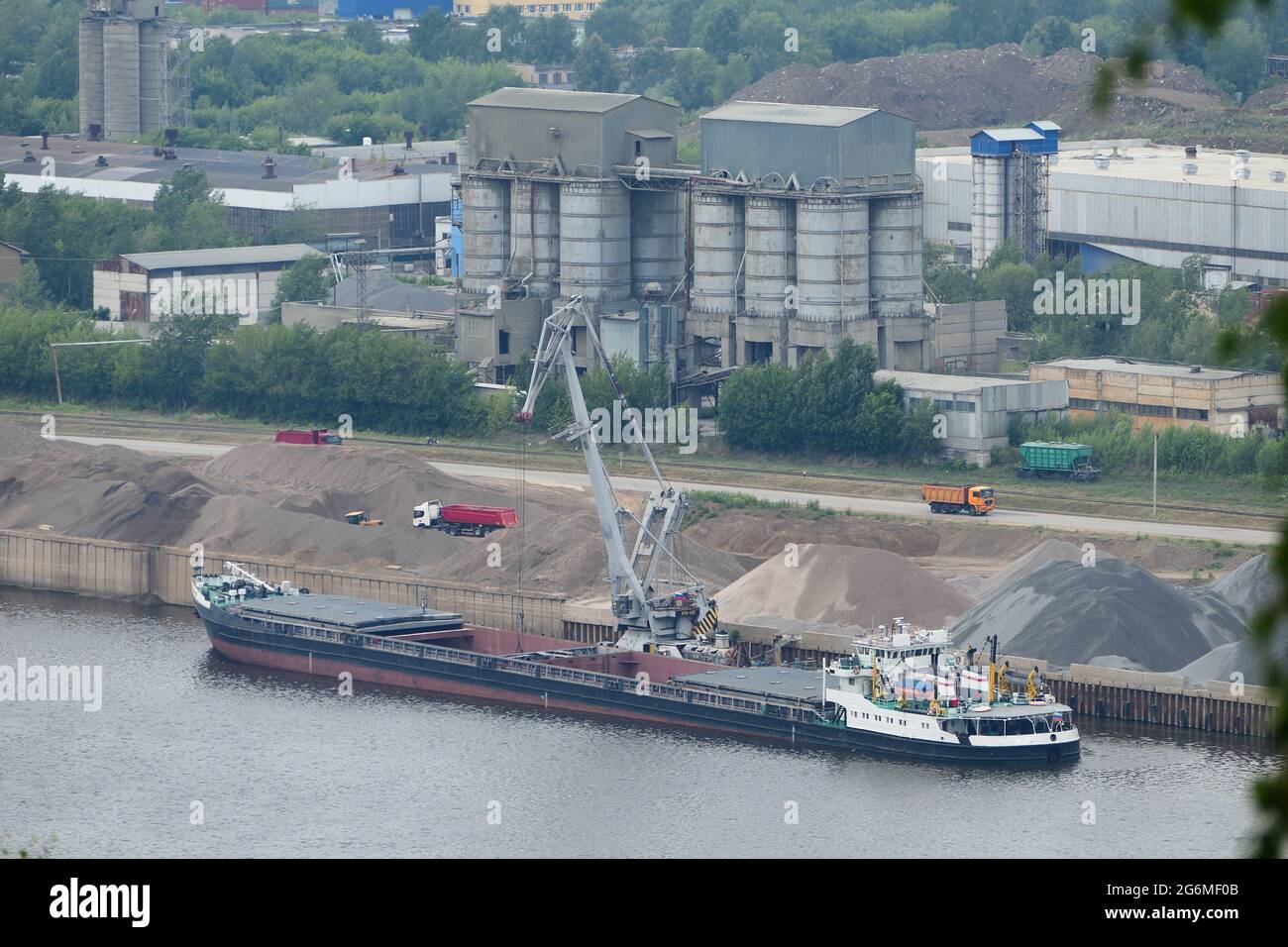 Péniche sur la rivière déchargement du sable de la rivière depuis une Péniche fluviale, port fluvial Banque D'Images