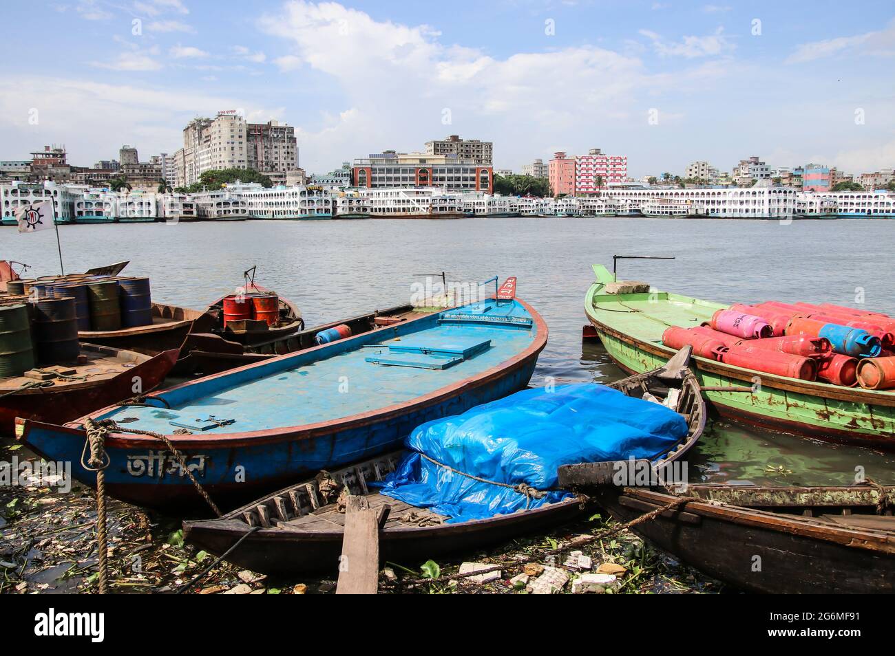 Fleuve Buriganga, Dhaka, Bangladesh : le fleuve Buriganga est toujours occupé avec des bateaux en bois et des ferries de passagers Banque D'Images