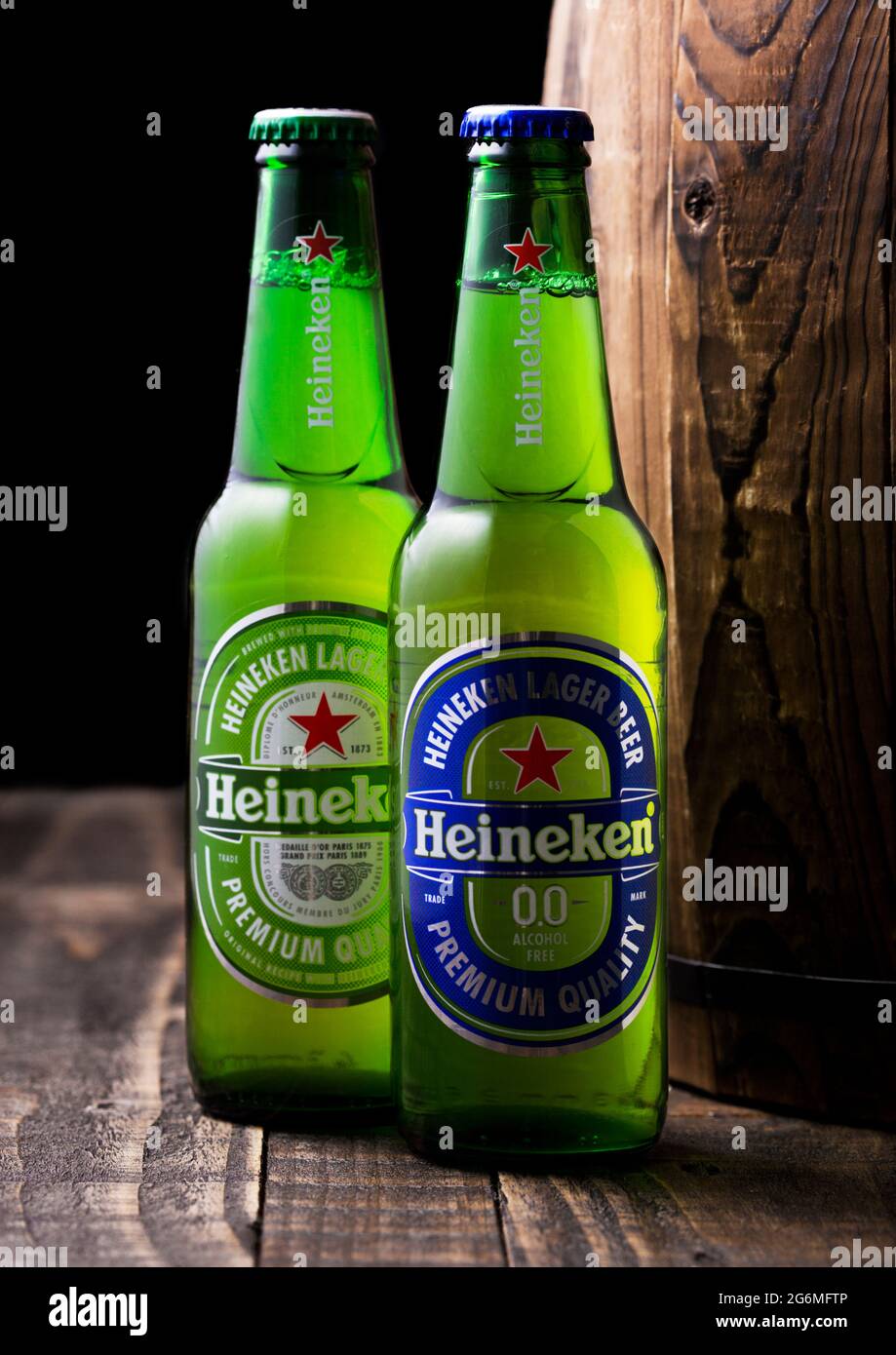 LONDRES, Royaume-Uni - 27 AVRIL 2018 : bouteilles de Heineken Original et sans alcool bière Lager à côté d'un baril en bois. Heineken est le produit phare de Heine Banque D'Images