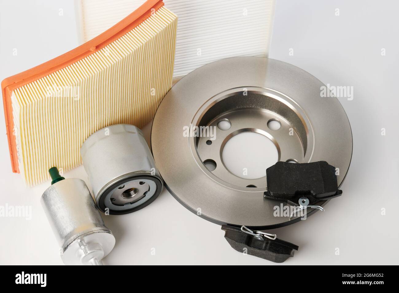 Pièce de voiture différente pour l'entretien isolée en arrière-plan de studio Banque D'Images