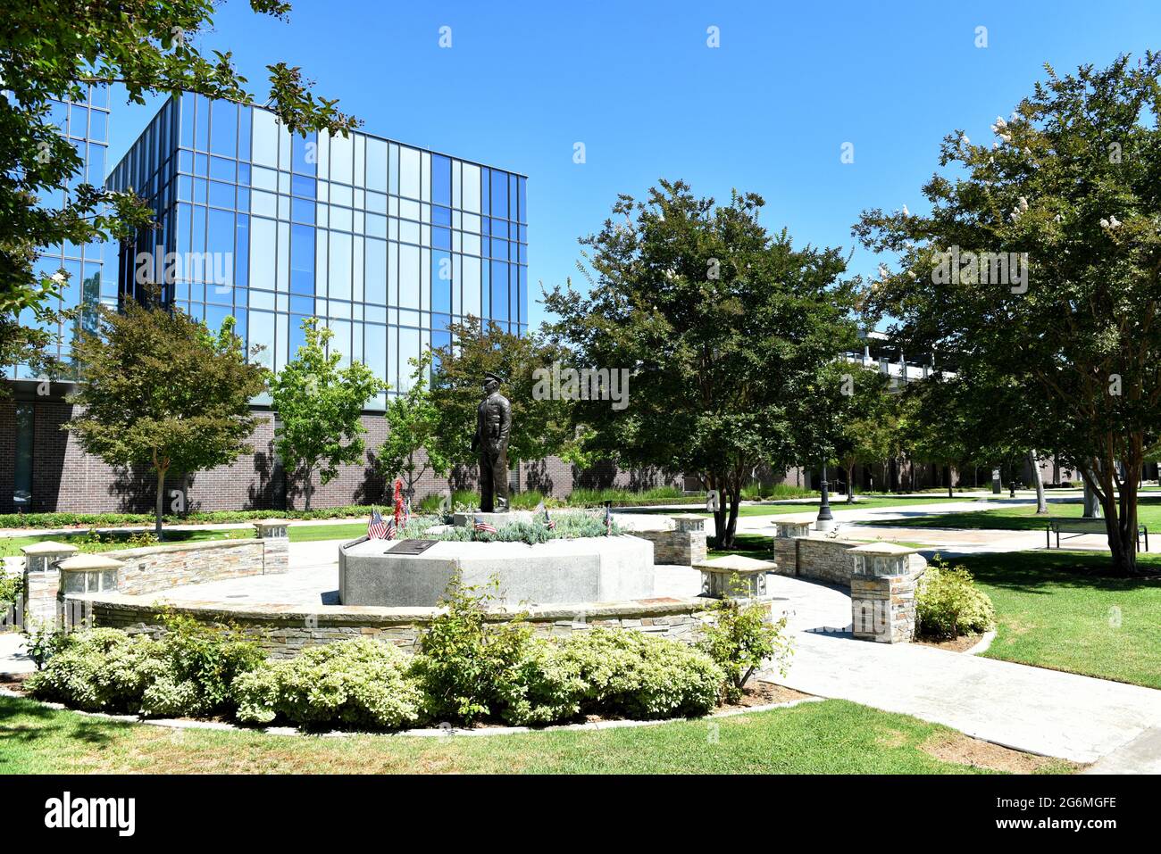 WESTMINSTER, CALIFORNIE - 5 JUILLET 2021 : Monument commémoratif des officiers de police de Westminster dans le Civic Center commons adjacent au bâtiment du département de police, ho Banque D'Images