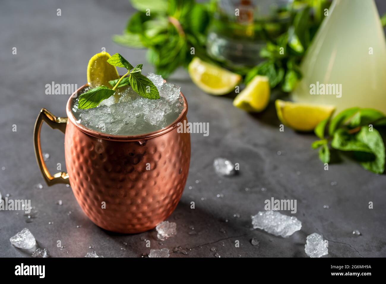 Moscow mule cocktail dans la cuvette de cuivre avec de la chaux, de la bière au gingembre, la vodka et garnir de menthe Banque D'Images