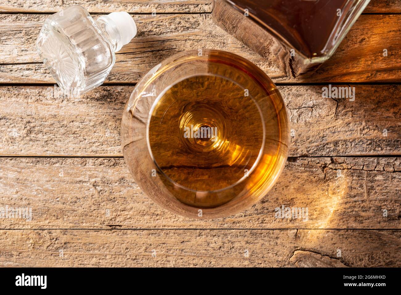 Boisson au Cognac sur une table en bois Banque D'Images