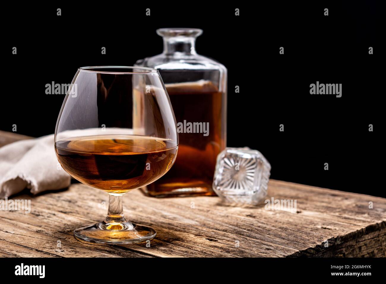 Boisson au Cognac sur table en bois et terrain noir Banque D'Images