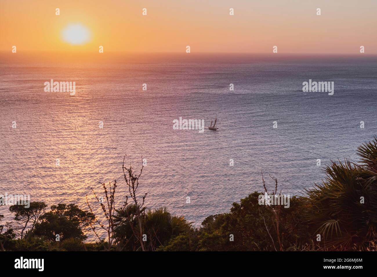 Bateau dans la lumière pourpre du soir dans la région de St.elm sur majorque Banque D'Images