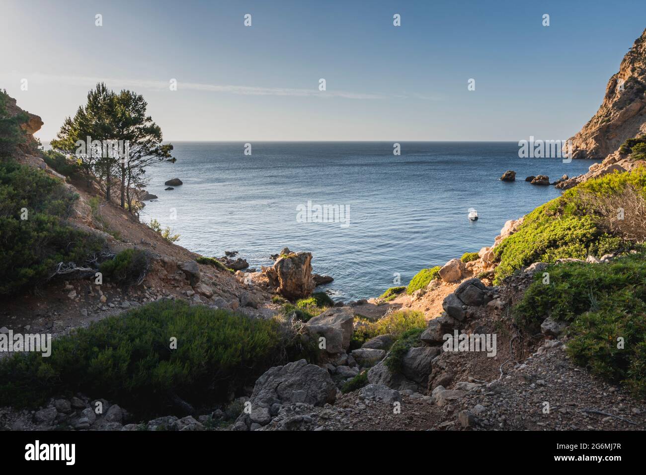 Vue sur le rivage sur la mer avec un bateau dans la baie. Banque D'Images