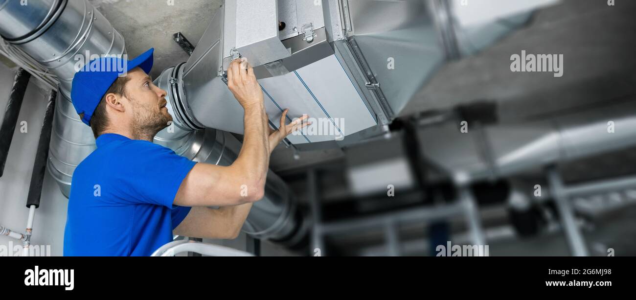 service d'installation et de réparation du système de ventilation. technicien en cvc au travail. espace de copie de bannière Banque D'Images