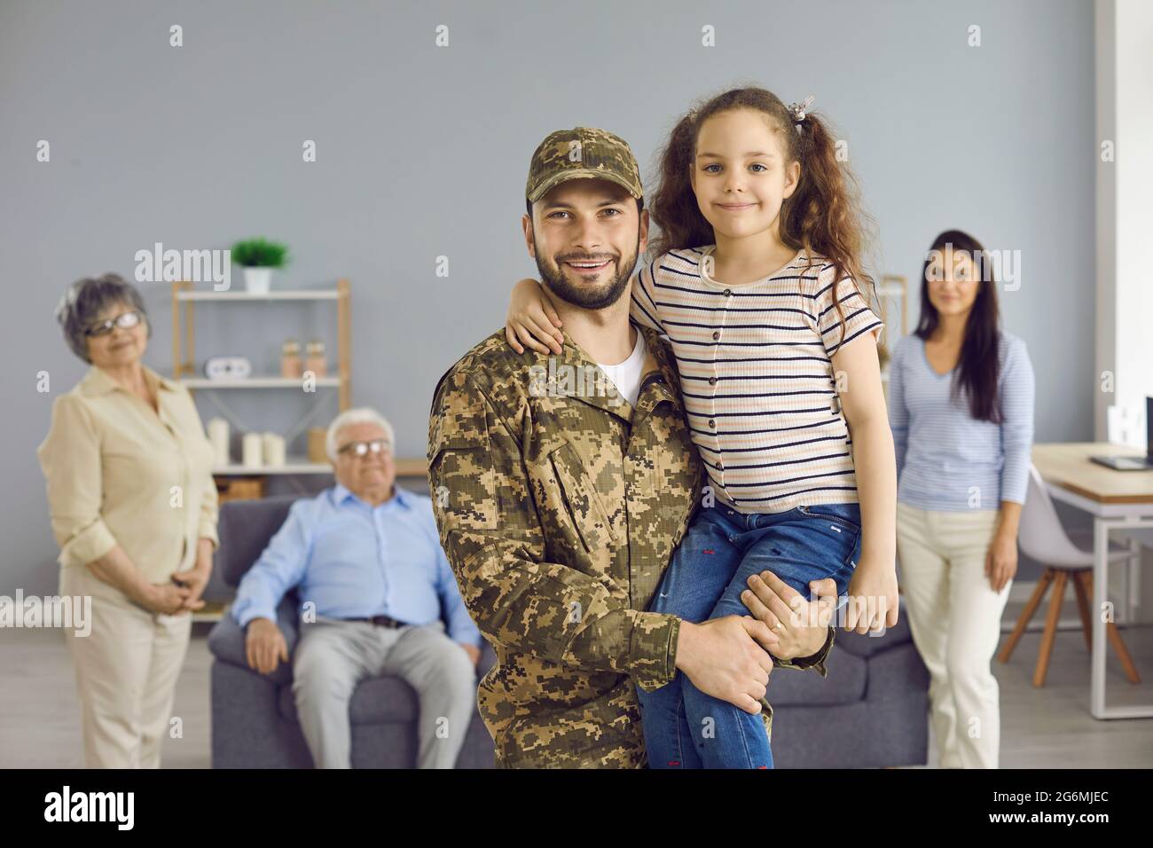 Portrait d'un père de soldat heureux qui est revenu à la maison en tenant sa petite fille Banque D'Images