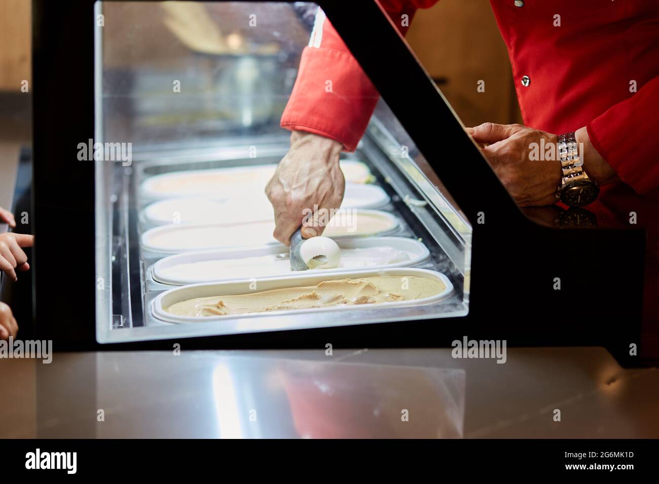 Remplir un de glace. Grand assortiment de différentes glaces