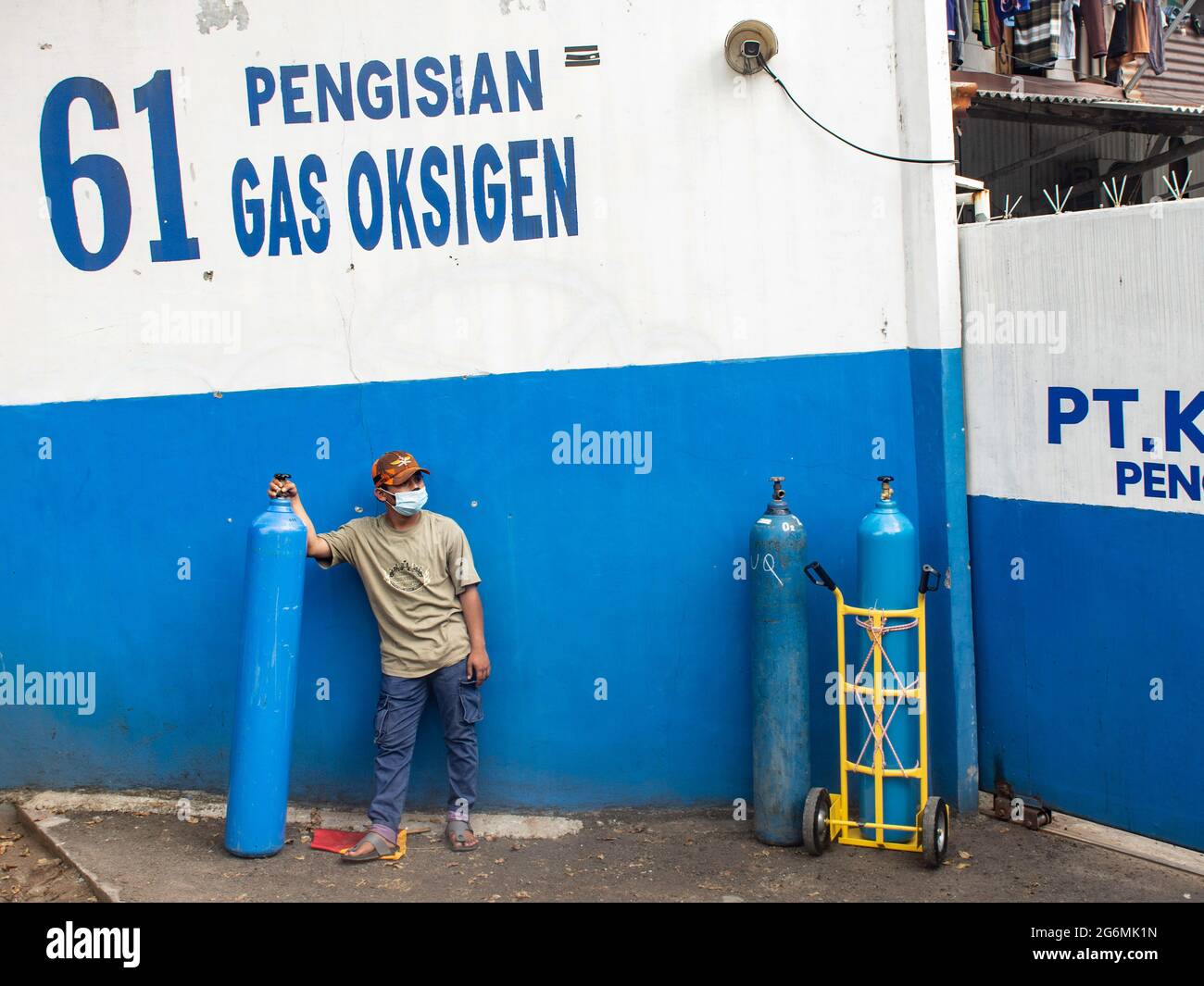 Jakarta, Indonésie. 07e juillet 2021. Un homme attend à l'extérieur d'un centre de remplissage d'oxygène pour remplir ses bouteilles vides, alors que la demande de gaz augmente en raison de la pointe dans les cas de coronavirus. L'augmentation des cas horribles de coronavirus a entraîné des pénuries d'oxygène en Indonésie, signalées mardi par le fournisseur d'oxygène. Crédit : SOPA Images Limited/Alamy Live News Banque D'Images