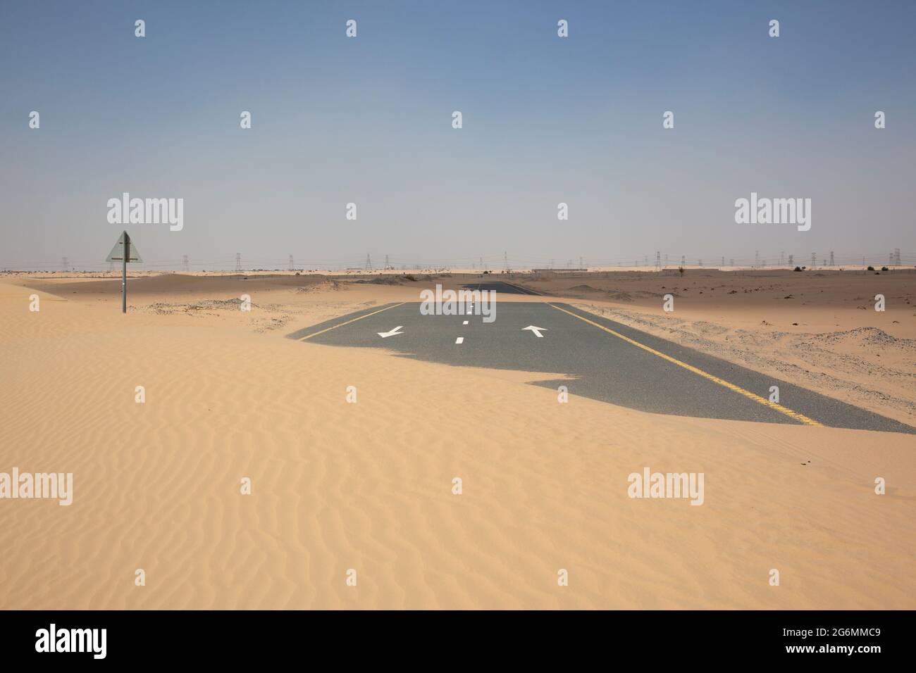 Sable couvrant la route à Dubaï, Émirats Arabes Unis. Banque D'Images