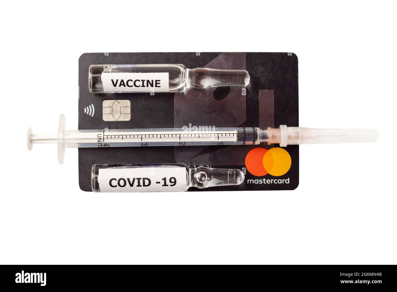 Krasnodar, territoire de Krasnodar, Russie, Jule 5, 2021: Gros plan d'une carte de banque Mastercard noire avec une seringue et deux ampoules de vaccin. Le concept Banque D'Images