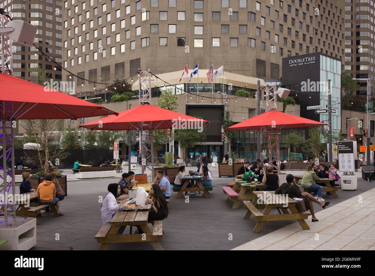 Canada, Québec, Montréal, centre-ville, zone piétonne, tables de pique-nique, personnes Banque D'Images