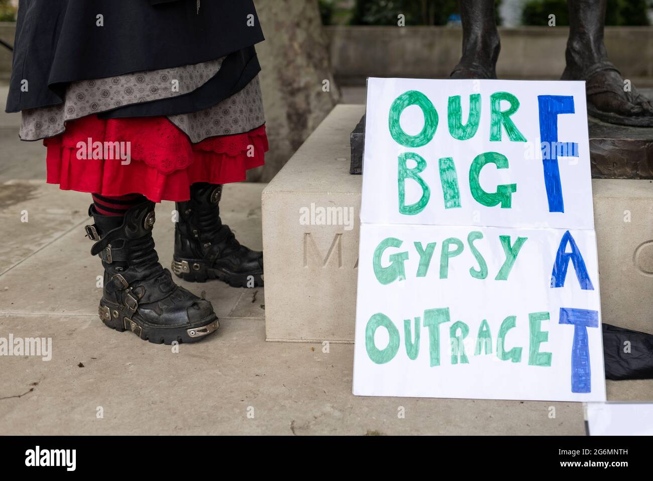 Londres, Royaume-Uni, 7 juillet 2021. La campagne « mort pour survivre » - une coalition de communautés tziganes, roms et de gens du voyage - se réunit sur la place du Parlement pour s'opposer au projet de loi « police, crime, peines et tribunaux », adopté lundi lors de sa troisième audience. Les manifestants soutiennent que le projet de loi menace le droit de manifester et cible en particulier les membres des communautés du TJB. Credit: Joshua Windsor/Alay vit News Banque D'Images