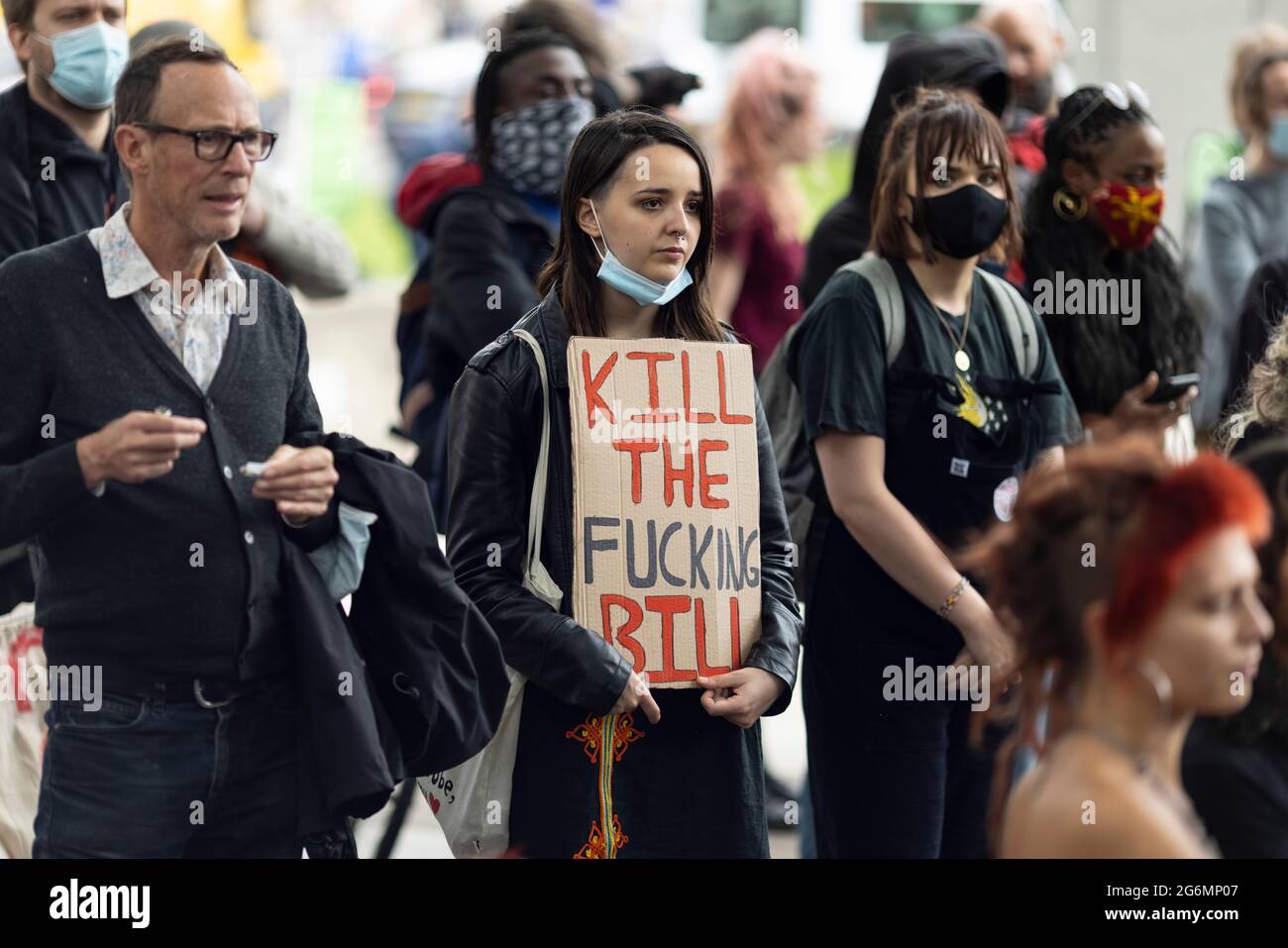 Londres, Royaume-Uni, 7 juillet 2021. La campagne « mort pour survivre » - une coalition de communautés tziganes, roms et de gens du voyage - se réunit sur la place du Parlement pour s'opposer au projet de loi « police, crime, peines et tribunaux », adopté lundi lors de sa troisième audience. Les manifestants soutiennent que le projet de loi menace le droit de manifester et cible en particulier les membres des communautés du TJB. Credit: Joshua Windsor/Alay vit News Banque D'Images