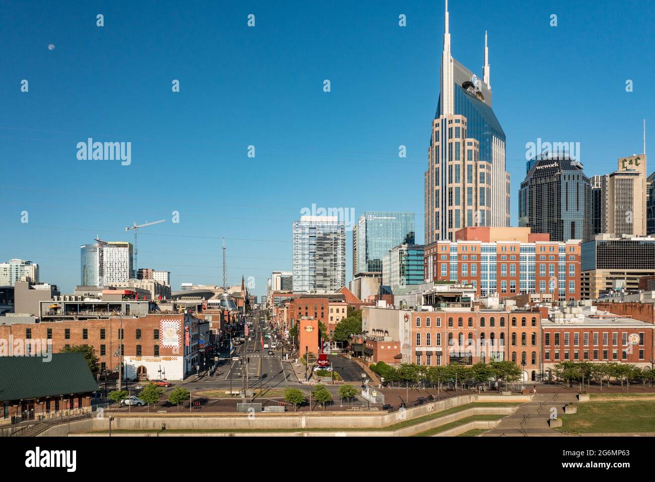 Nashville, Tennessee - 28 juin 2021 : vue aérienne par drone du quartier financier du centre-ville de Nashville, avec un accent sur Broadway Banque D'Images