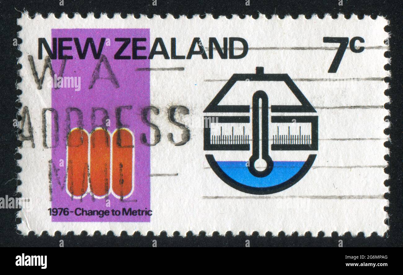 NOUVELLE-ZÉLANDE - VERS 1976: Timbre imprimé par la Nouvelle-Zélande, montre la conversion métrique, vers 1976 Banque D'Images