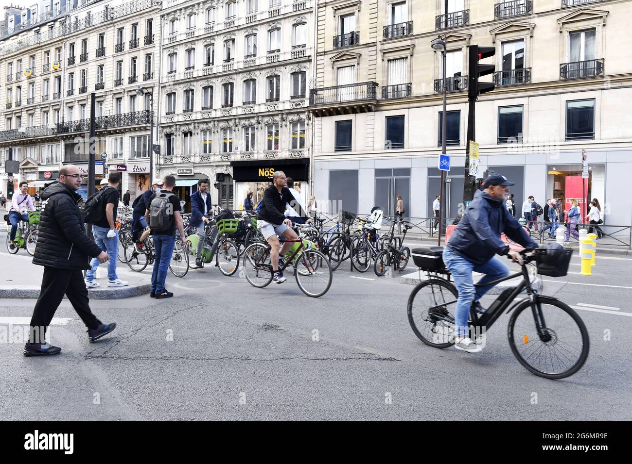 Voie vélos - voie rapide pour cyclistes - rue de Rivoli - Paris - France  Photo Stock - Alamy