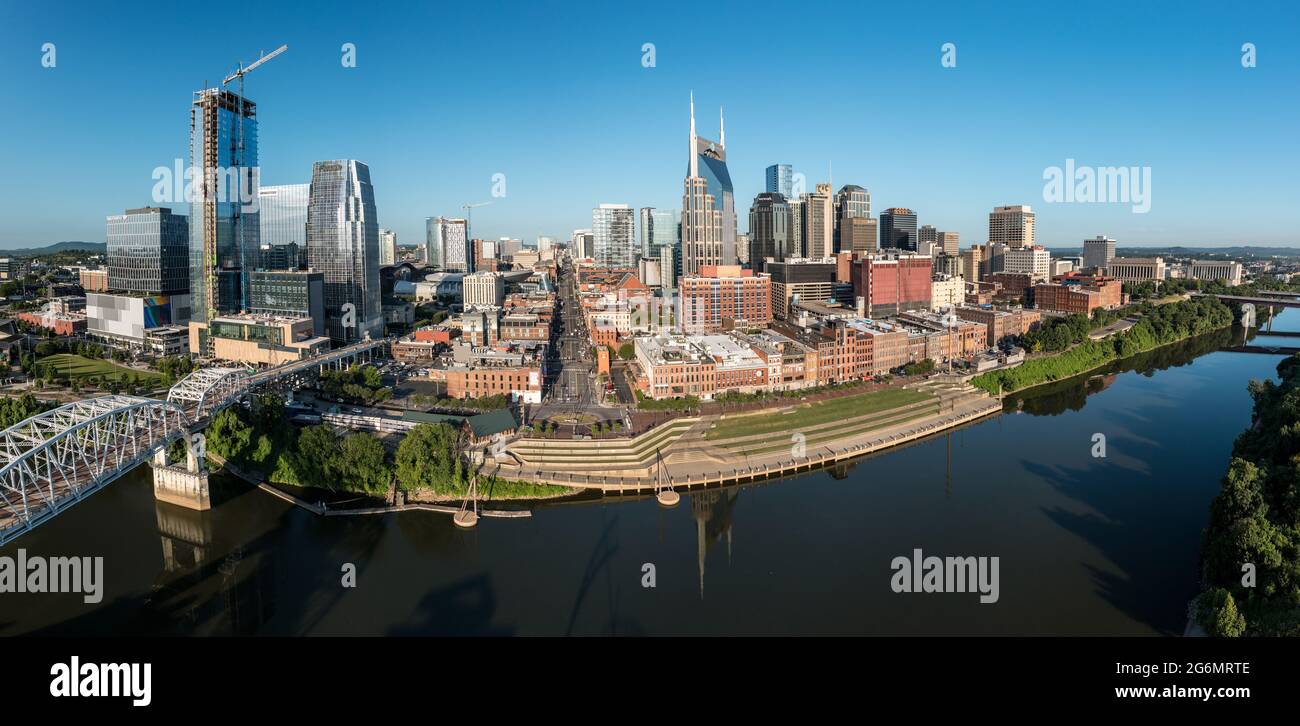 Nashville, Tennessee - 28 juin 2021 : vue aérienne par drone du quartier financier du centre-ville de Nashville et de la rivière Cumberland Banque D'Images
