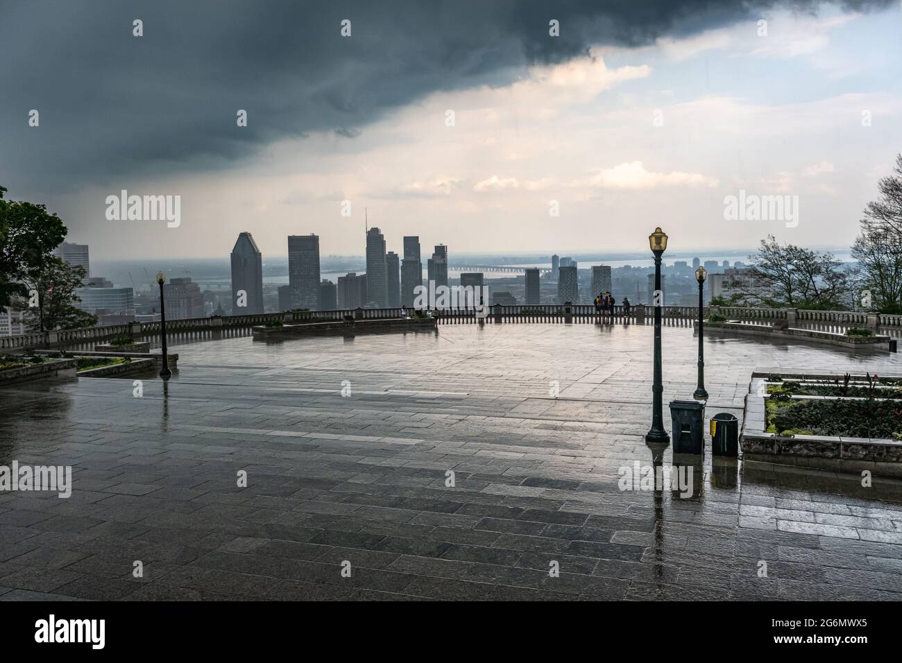 MONTRÉAL, CA - 6 juillet 2021 : gratte-ciel et gratte-ciel de Montréal avec nuages de tempête et forte pluie Banque D'Images