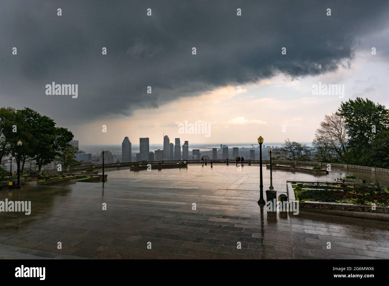 MONTRÉAL, CA - 6 juillet 2021 : gratte-ciel et gratte-ciel de Montréal avec nuages de tempête et forte pluie Banque D'Images
