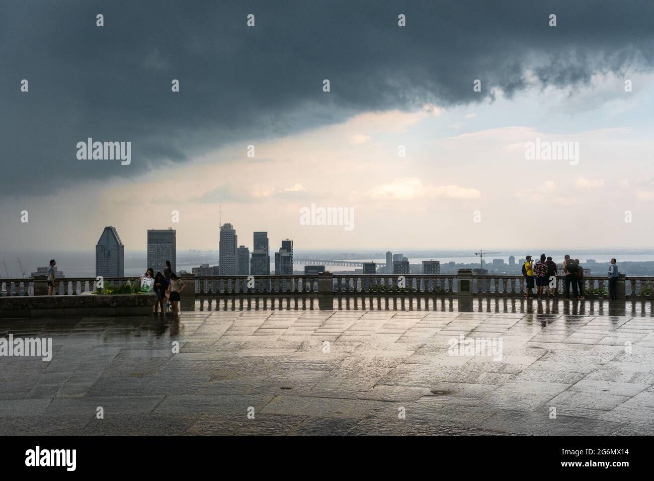 MONTRÉAL, CA - 6 juillet 2021 : gratte-ciel et gratte-ciel de Montréal avec nuages de tempête et forte pluie Banque D'Images