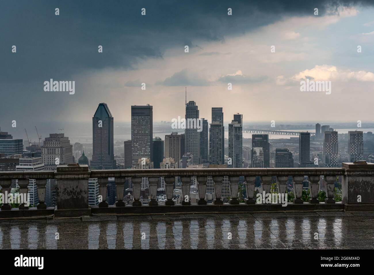 MONTRÉAL, CA - 6 juillet 2021 : gratte-ciel et gratte-ciel de Montréal avec nuages de tempête et forte pluie Banque D'Images