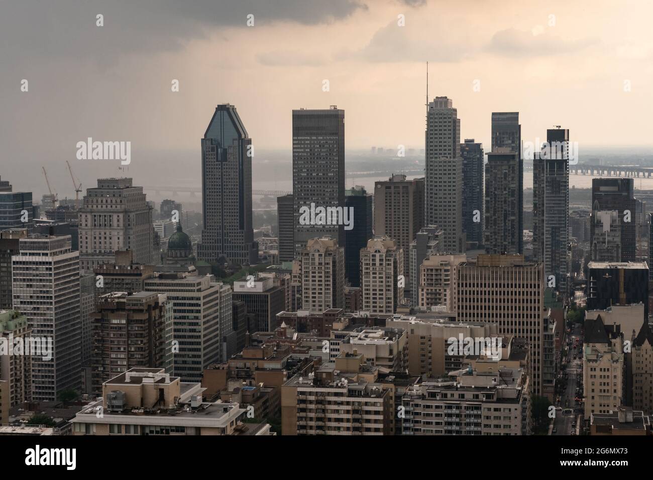 MONTRÉAL, CA - 6 juillet 2021 : gratte-ciel et gratte-ciel de Montréal avec nuages de tempête et forte pluie Banque D'Images