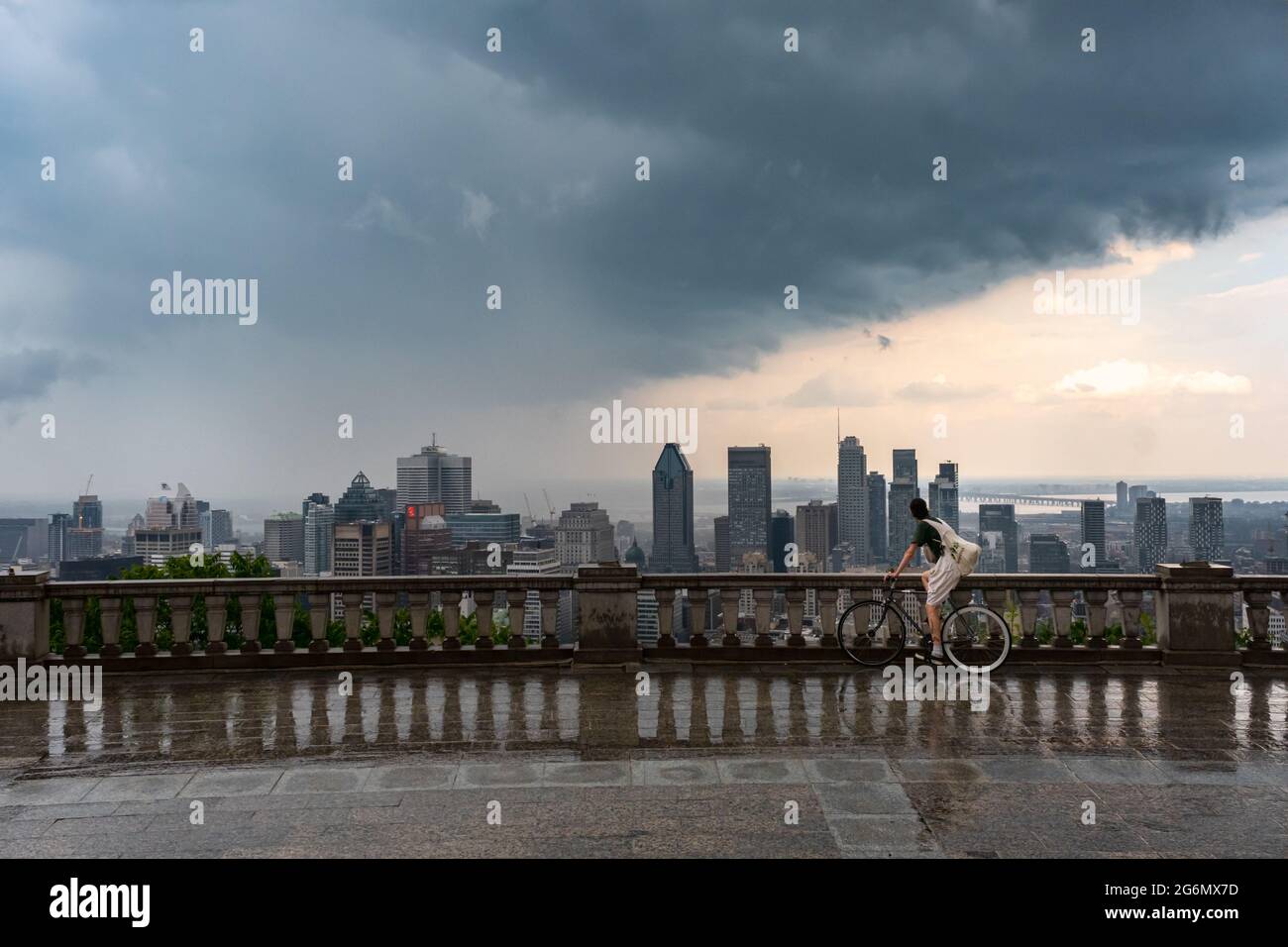 MONTRÉAL, CA - 6 juillet 2021 : gratte-ciel et gratte-ciel de Montréal avec nuages de tempête et forte pluie Banque D'Images