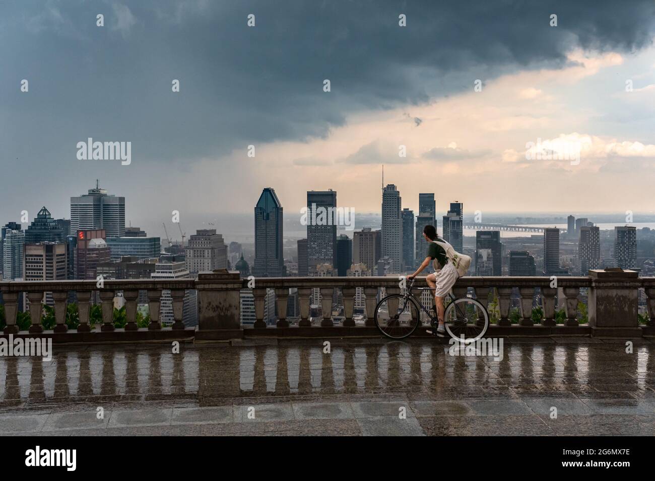 MONTRÉAL, CA - 6 juillet 2021 : gratte-ciel et gratte-ciel de Montréal avec nuages de tempête et forte pluie Banque D'Images