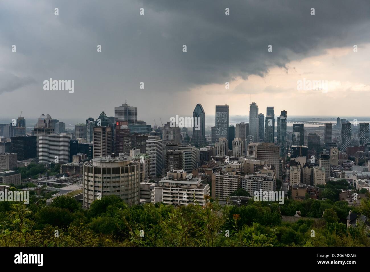 MONTRÉAL, CA - 6 juillet 2021 : gratte-ciel et gratte-ciel de Montréal avec nuages de tempête et forte pluie Banque D'Images