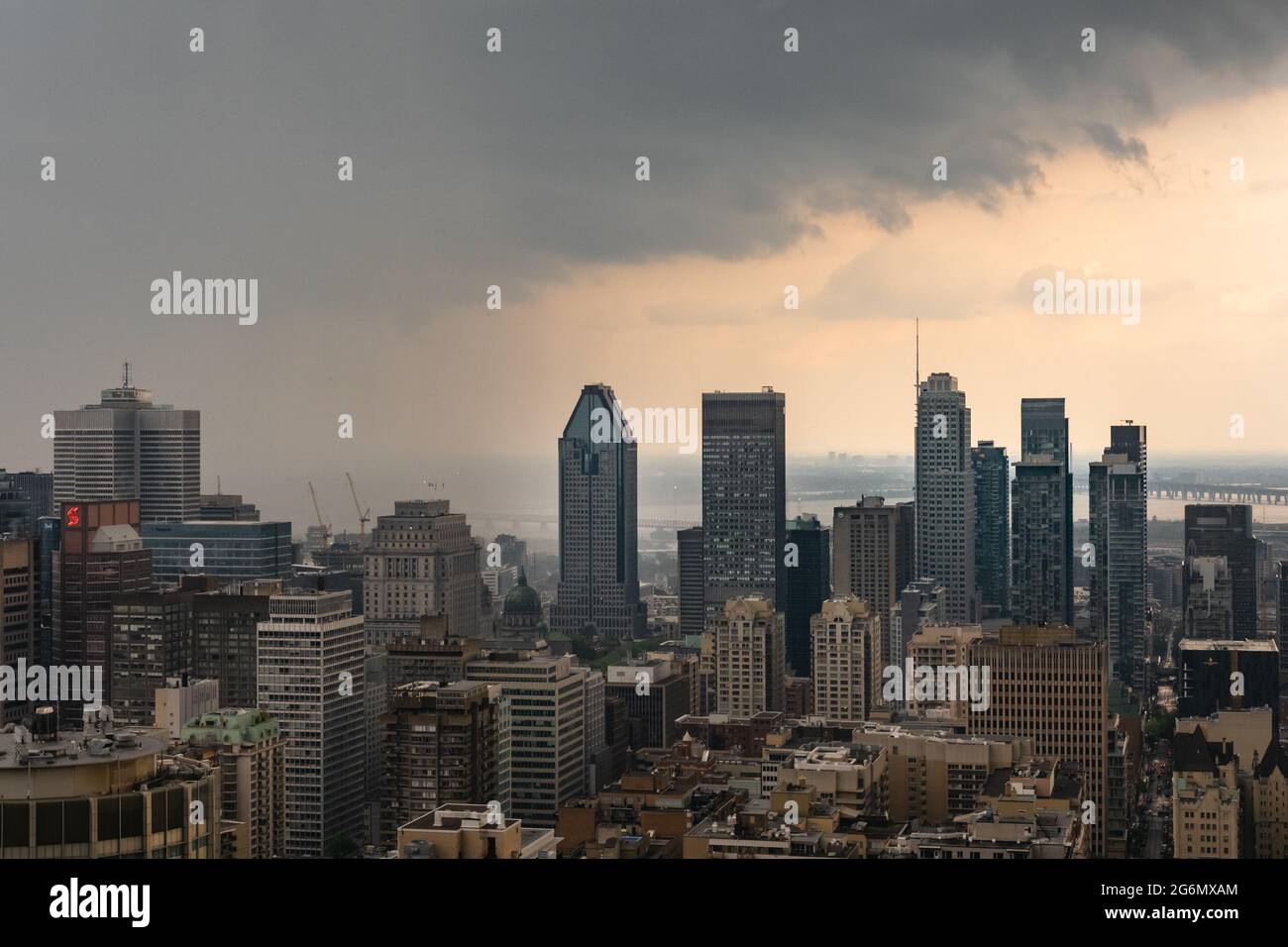 MONTRÉAL, CA - 6 juillet 2021 : gratte-ciel et gratte-ciel de Montréal avec nuages de tempête et forte pluie Banque D'Images
