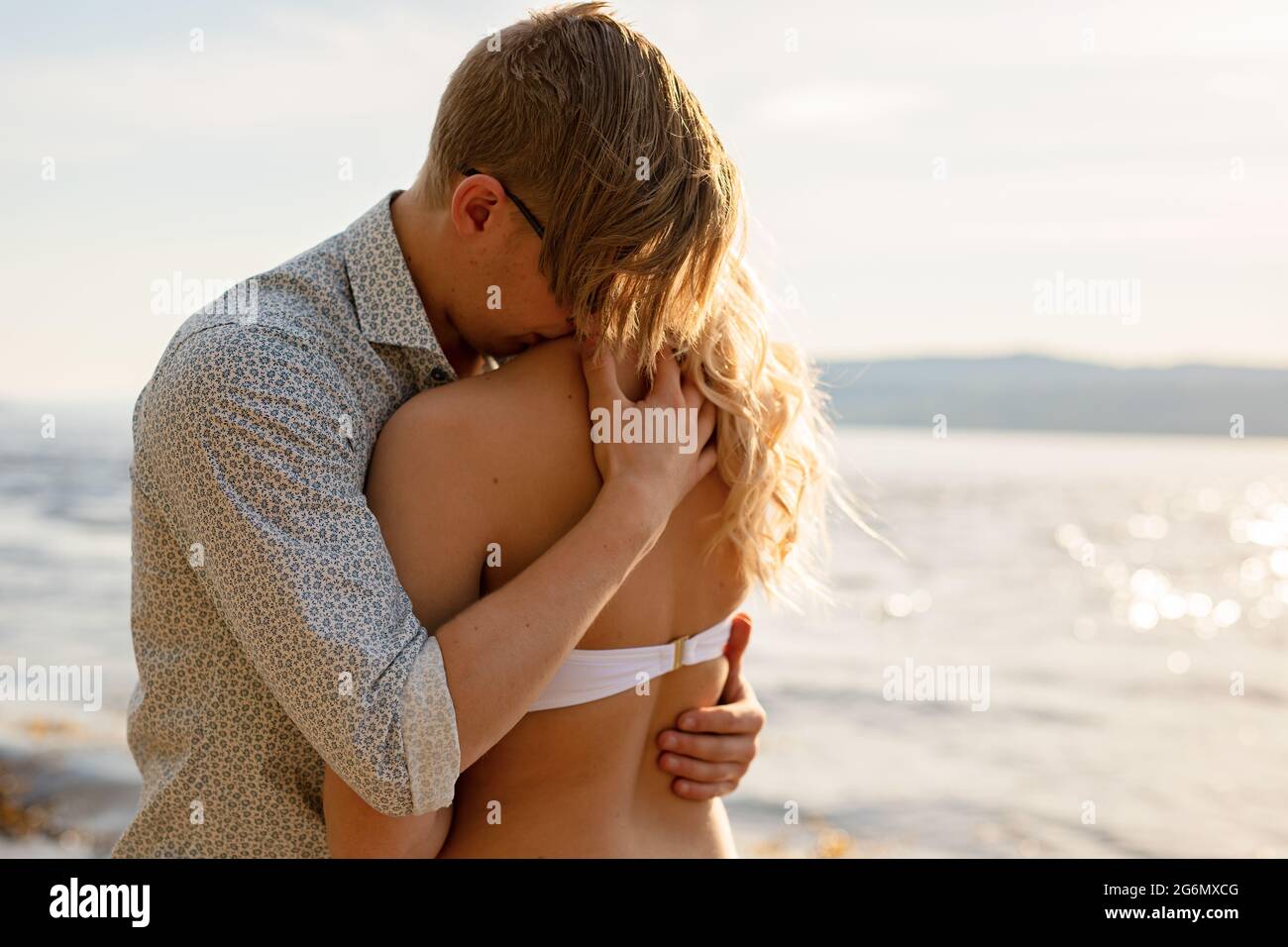 Un beau couple romantique et attentionné à embrasser à la plage Banque D'Images