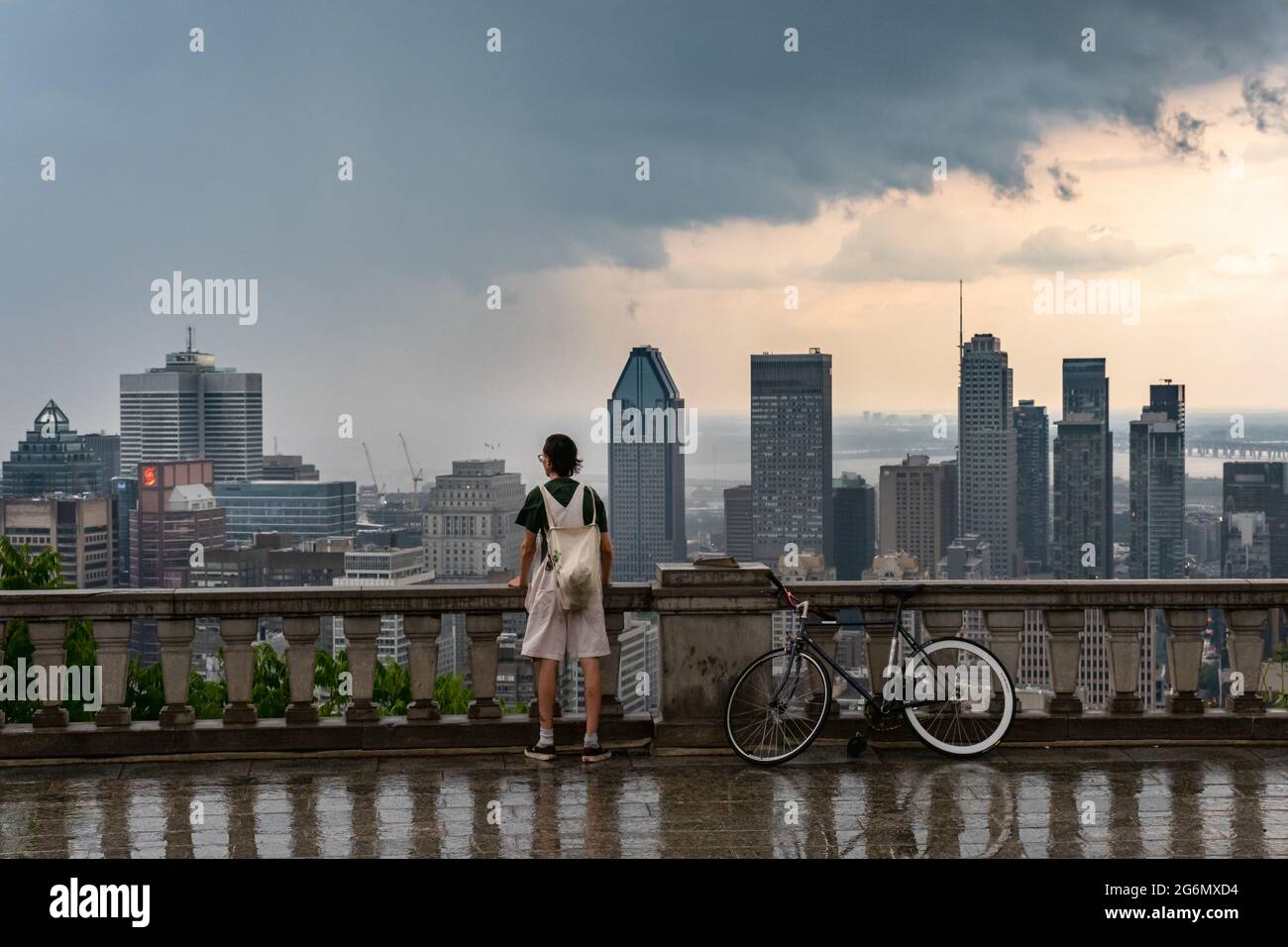MONTRÉAL, CA - 6 juillet 2021 : gratte-ciel et gratte-ciel de Montréal avec nuages de tempête et forte pluie Banque D'Images