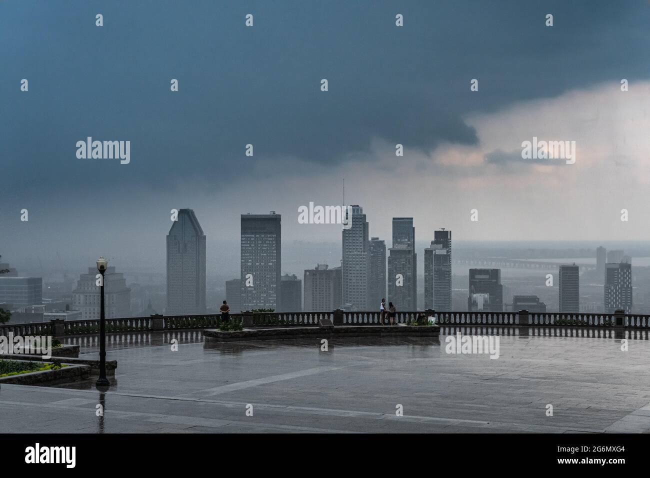 MONTRÉAL, CA - 6 juillet 2021 : gratte-ciel et gratte-ciel de Montréal avec nuages de tempête et forte pluie Banque D'Images
