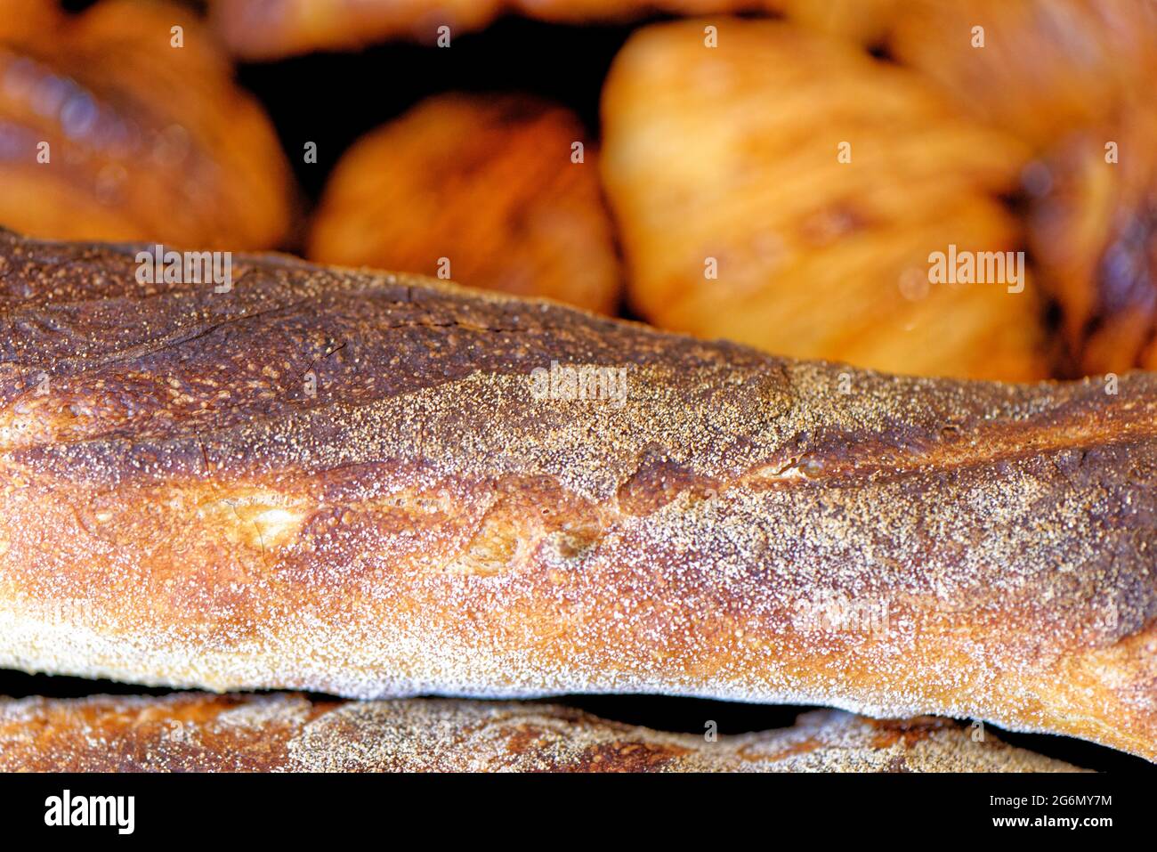 Assortiment de pâtisseries croissants, pains au chocolat et baguettes françaises - boulangerie française Banque D'Images